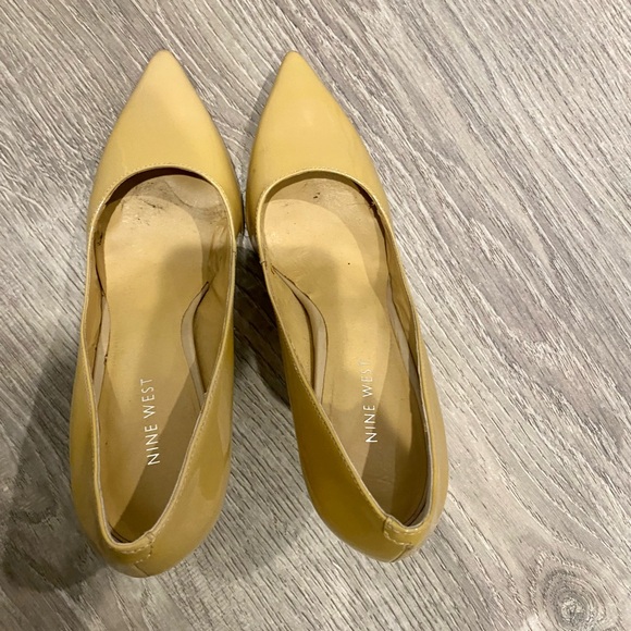 Neutral/nude color patent pumps size 6.5. - Picture 6 of 8